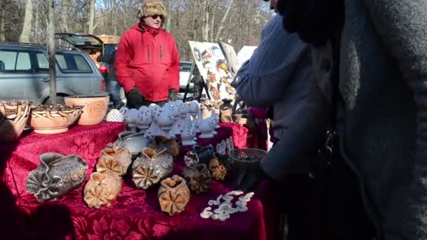 Vendedor louça argila objetos artesanais ao ar livre festival de primavera — Vídeo de Stock