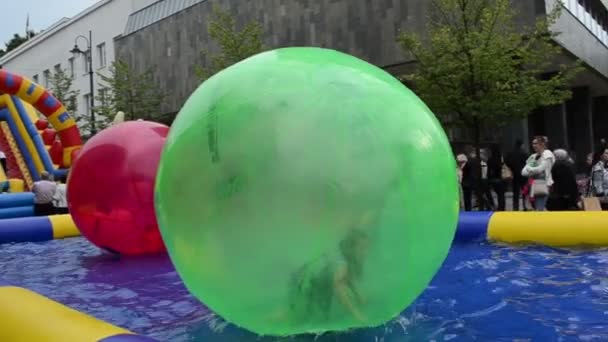 Mädchen kind zorb ball schwimmbecken vilnius gediminas prospect festival — Stockvideo