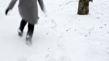 Kışın kar çalıştırmak ceket eldiven closeup kadın giyinmiş
