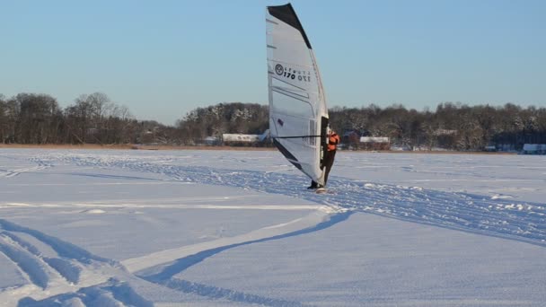 Vitorlázás, szörfözés kiteboarder hobbi téli tó jég — Stock videók