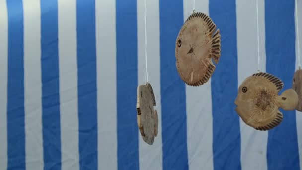 Деревянные украшения ручной работы продаются на уличной ярмарке — стоковое видео