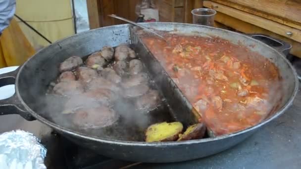 Aardappel vlees plantaardige hutspot bak enorme pan buiten restaurant — Stockvideo