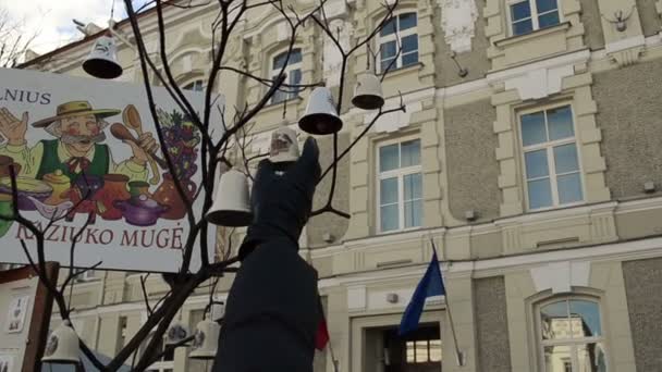 Femme toucher cloches en céramique accrocher sur arbre europe union drapeau — Video