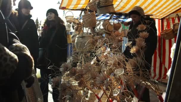 Female woman choose wicker basket outdoor crafts market fair — Stock Video