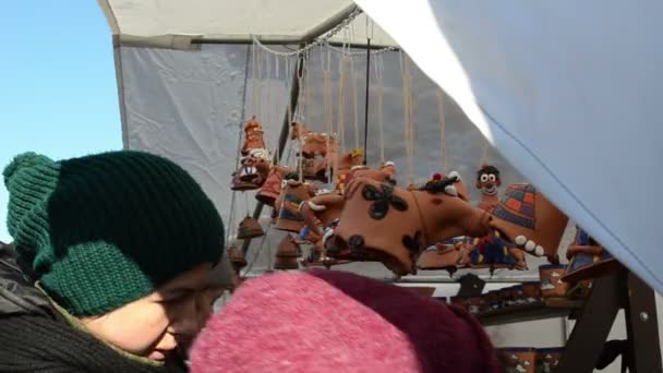 粘土牛装饰品挂公平市场帐篷客户 — 图库视频影像