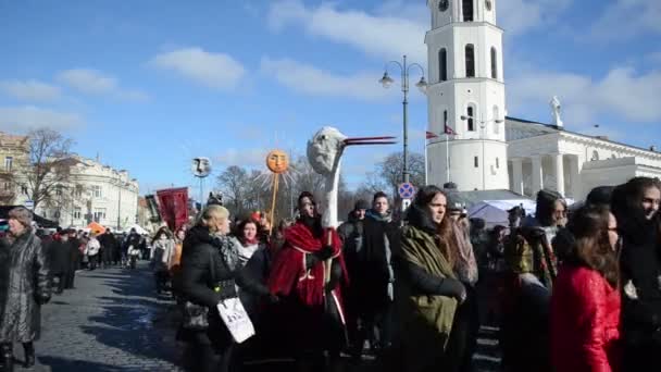 Voorjaar eerlijk processie draagt herauten van voorjaar ooievaar zon — Stockvideo