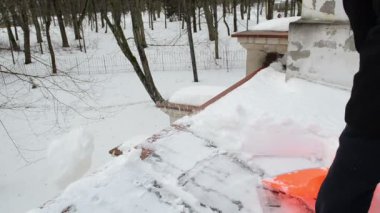 tatlı adam kürek araç temiz itme kar çatı kış çalışmaları