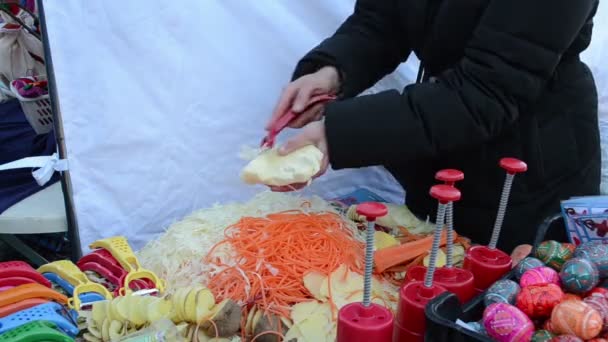 Kvinna skär riv vitkål morot naturliga vegetabiliska kök verktyg — Stockvideo