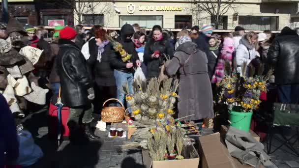 Kvinna säljer söta palm naturliga våren händelse marknaden fair — Stockvideo