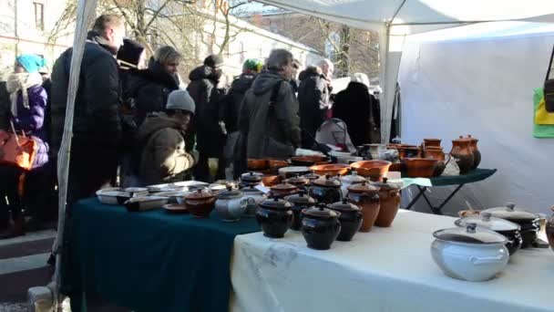 Artesanal louças artesanais potes de artesanato vender mercado justo primavera — Vídeo de Stock