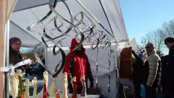 Торговцы продают прядильные серебряные ветра вихрь хорошее весеннее ярмарка событие — стоковое видео