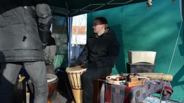 Jeune jouer à la main en bois tambour événement de printemps extérieur — Video