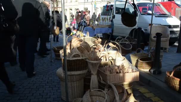 Paseo en el mercado justo entre la decoración de cestas hechas a mano de mimbre — Vídeos de Stock