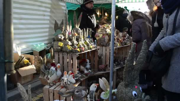 Comerciante vender artesanal animal decorações primavera mercado — Vídeo de Stock
