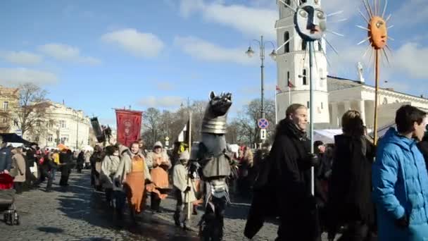 Kaziukas spravedlivé nese sluneční soch mužů v kostýmu Vlk — Stock video