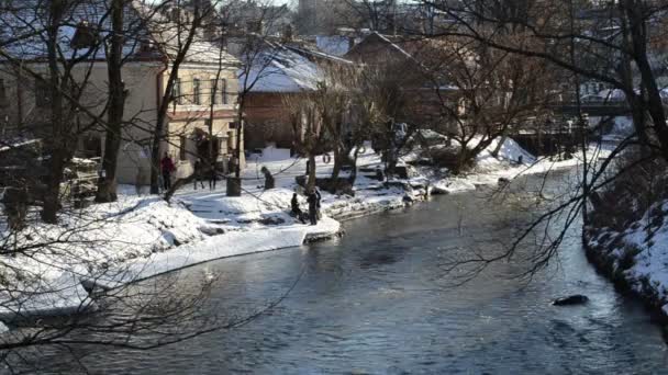 Río frío de primavera Vilnele recrear hermoso día soleado — Vídeos de Stock