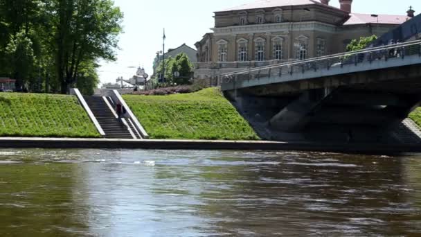 Mindaugas γέφυρα ποταμού neris Βίλνιους πόλη με τα πόδια — Αρχείο Βίντεο