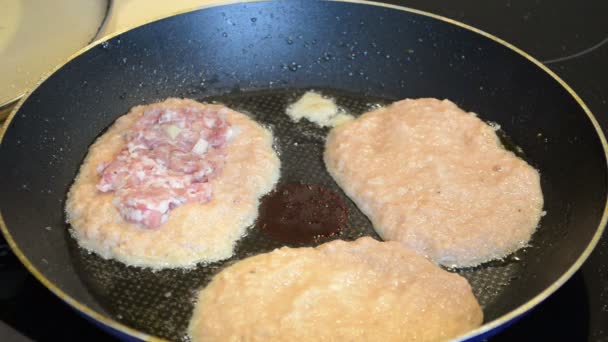 Las manos ponen la carne a las patatas por la capa de puré. panqueques para hornear en la sartén — Vídeos de Stock