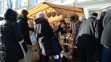 Dekoratif el yapımı çiçek sepetleri çiçekler kızın satıyor