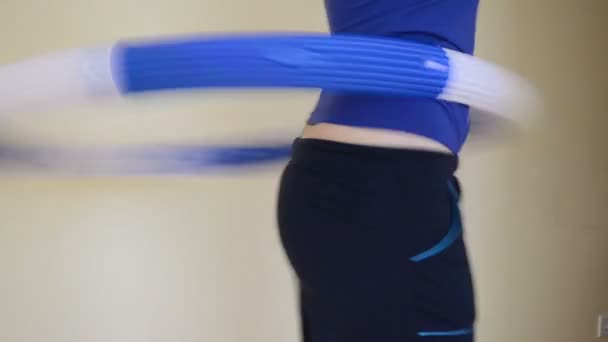 Fitness thuis meisje blijkt hula hoop taille enorme blauwe plek blote toont — Stockvideo