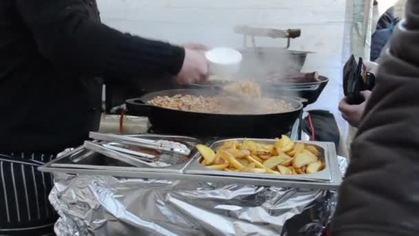 Kaufen Erbsenkartoffeln Mahlzeiten Outdoor-Event Lebensmittel Backen Pfanne Dampf — Stockvideo