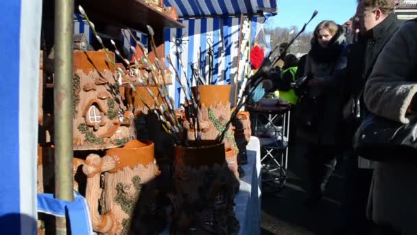 Mujer vajilla hecha a mano jarrones de barro macetas venden feria del mercado de la ciudad — Vídeos de Stock