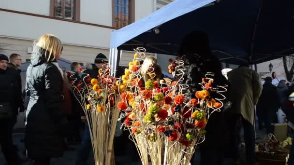 Dobré barevné ručně vyráběné dekorace město jarní trh veletrhu — Stock video
