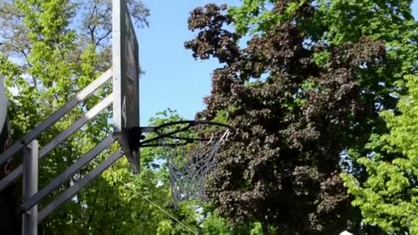 Bola lanzada en el tablero de baloncesto y caída de aro — Vídeos de Stock