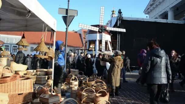 Торговец продают плетеные корзины декор весной kaziukas rotuse — стоковое видео