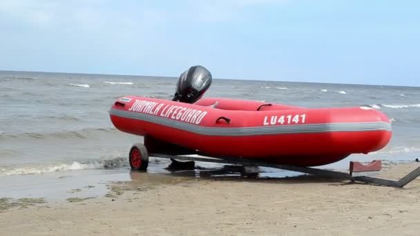 Αναδημιουργήσει Jurmala ναυαγοσώστη μηχανοκίνητο σκάφος στη θάλασσα ακτή — Αρχείο Βίντεο