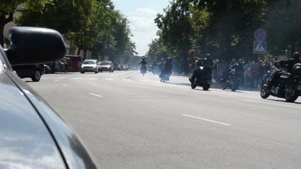 Motociclistas paseo motocicletas pasar calle — Vídeo de stock