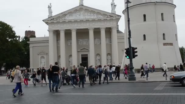 Ходьби вулиці світлофора Старе місто собор — стокове відео
