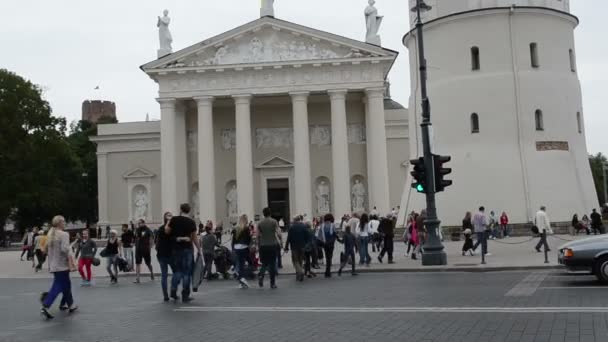 A piedi semaforo strada vecchia cattedrale — Video Stock