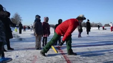 donmuş göl buz trakai kış eisstock kıvırma skate oyna