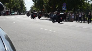 birzai şehir ve seyretmek motosiklet bisikletçileri sürüş