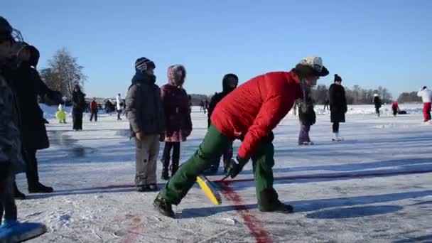 Jogar eisstock curling skate congelado lago gelo Trakai inverno — Vídeo de Stock