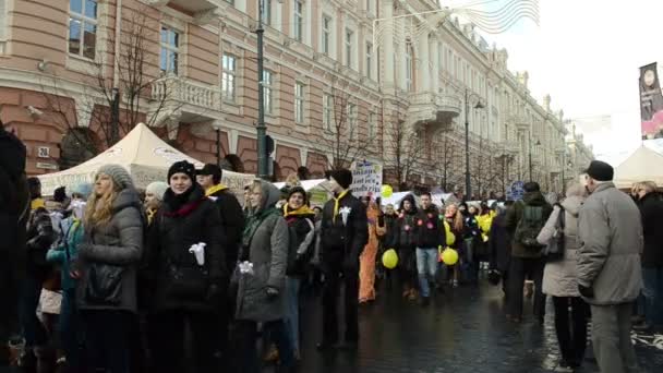 黄色 t 恤气球的学生去庆祝游行 — 图库视频影像