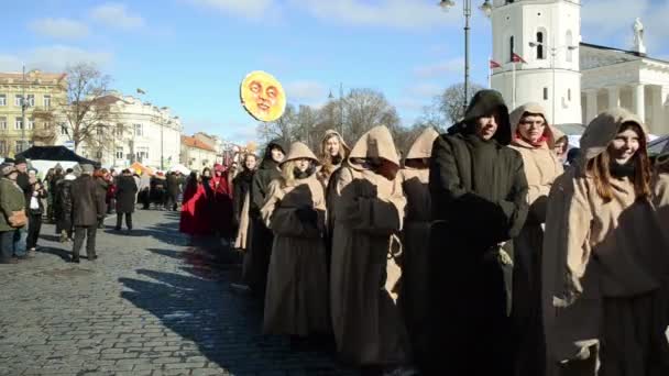 March goes the city street dressed monks and carries statue sun — Stock Video