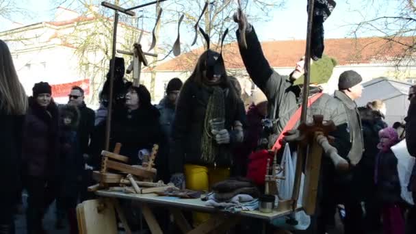 Koop houten ambachtelijke goederen voorjaar eerlijk nationale handgemaakte — Stockvideo