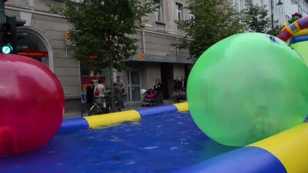 Niños jugar plástico inflable sitio de juegos zorb burbuja vilnius — Vídeos de Stock