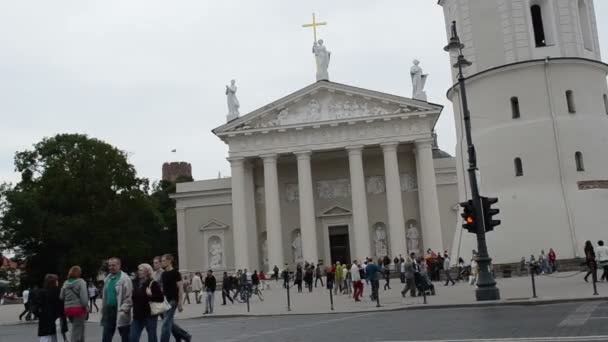 A piedi attraverso la strada vicino cattedrale e torre dell'orologio — Video Stock