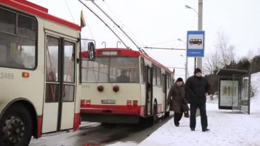 toplu taşıma arabası bayrakları ulusal bayram durak kar