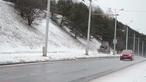 从街头行人路冬季车旧拖拉机清洁雪 — 图库视频影像