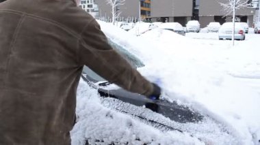 adam el temiz Kaldır kar arabanın ön cam pencere fırça kış