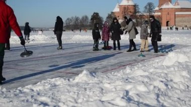 trakai kış buz dondurulmuş eisstock kıvırma skate oyna