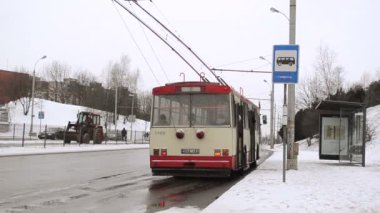 toplu taşıma tramvay durağı kar kış