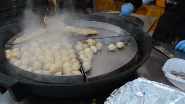 Dumplings fríen hornear pan caliente enorme comida preparar restaurante al aire libre — Vídeo de stock