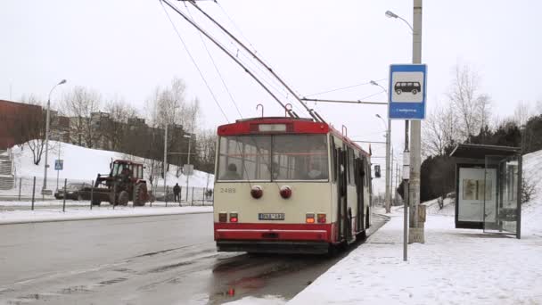Troli transportasi umum menghentikan musim dingin salju — Stok Video