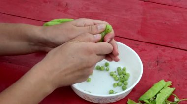 tatlı kadın el unhusk yeşil bezelye beyaz bulaşık ahşap tablo