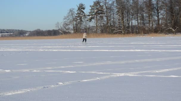 Homme actif skieur recréer voyage sportif gelé lac île — Video